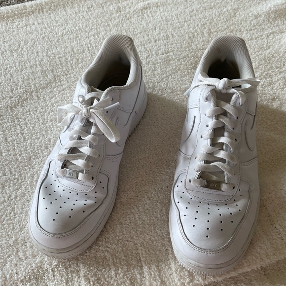 When’s white low top nike Air Force ones size 10.5 - Picture 4 of 5